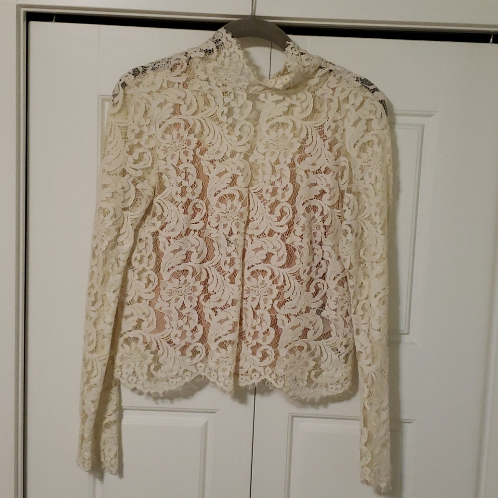 ARITZIA - LACE MOCK NECK TOP WITH CREAM CAMISOLE
